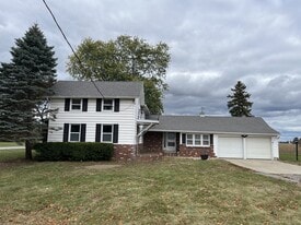 7555 Finzel Rd in Whitehouse, OH - Building Photo