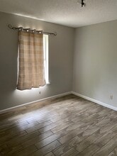 1309 Monte Vista Dr in Lockhart, TX - Foto de edificio - Building Photo