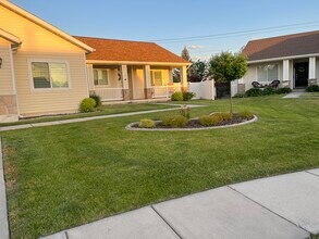 5488 S 4025 W in Roy, UT - Foto de edificio - Building Photo