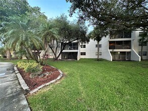 210 Lakeview Dr in Weston, FL - Building Photo - Building Photo