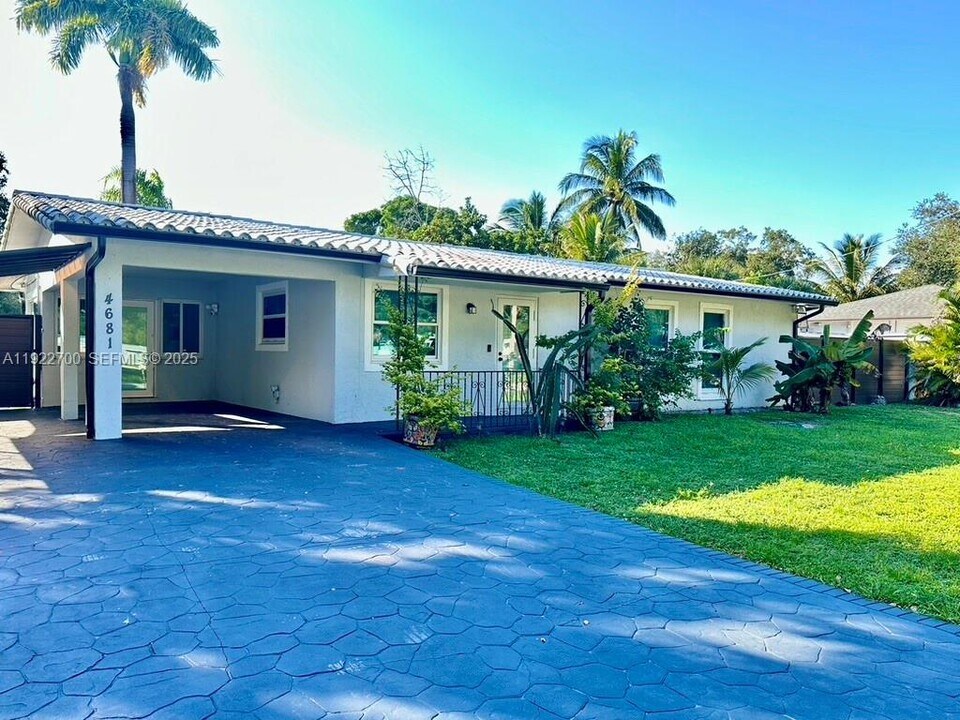 4681 SW 26th Ter in Fort Lauderdale, FL - Building Photo