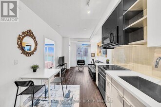 33 Shore Breeze Dr in Toronto, ON - Building Photo - Building Photo