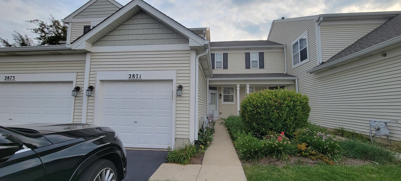 2871 Vernal Ln in Naperville, IL - Building Photo