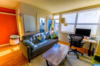 1310 N Lucas Pl, Unit 402 in Seattle, WA - Foto de edificio - Building Photo