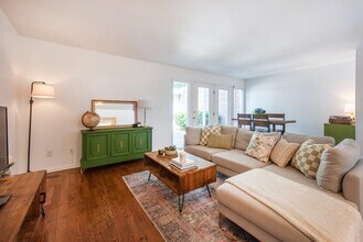 408 Sycamore Dr in Decatur, GA - Building Photo - Building Photo