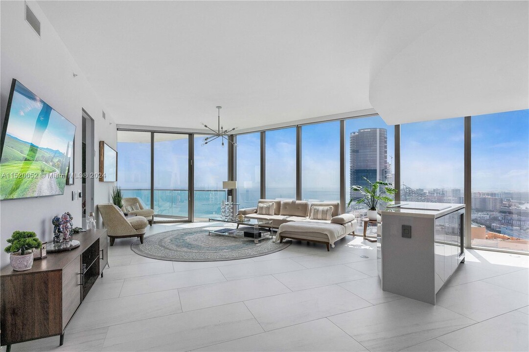 18975 Collins Ave, Unit 4102 in Sunny Isles Beach, FL - Building Photo