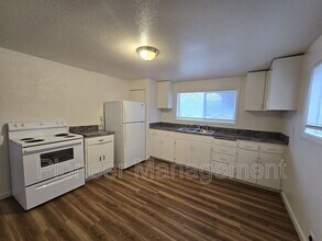 320 NE Jorgen St in Winston, OR - Building Photo - Building Photo