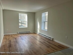143 Vedder Rd, Unit 5 in Catskill, NY - Foto de edificio - Building Photo