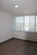 Columbine Towers in Denver, CO - Foto de edificio - Building Photo