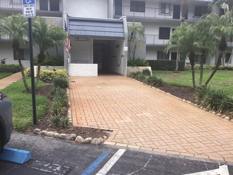 4838 Esedra Ct in Greenacres, FL - Building Photo