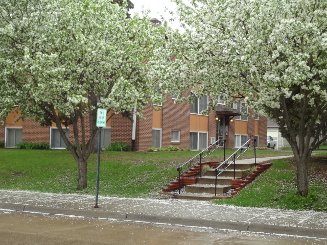 Broadway West Apartments in Robbinsdale, MN - Building Photo