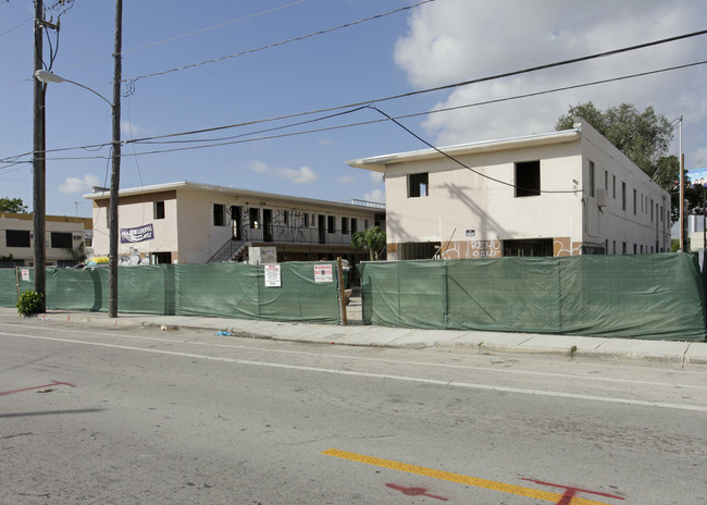 St. John Village in Miami, FL - Foto de edificio - Building Photo