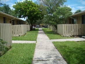 10163 S Nob Hill Cir in Tamarac, FL - Building Photo - Building Photo