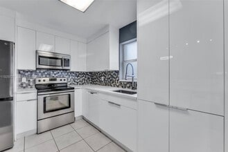 2945 NW 68th St in Fort Lauderdale, FL - Foto de edificio - Building Photo