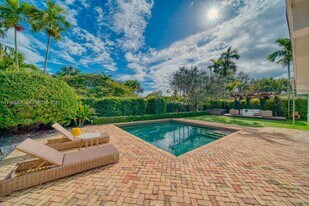 7621 SW 65th Pl in South Miami, FL - Building Photo