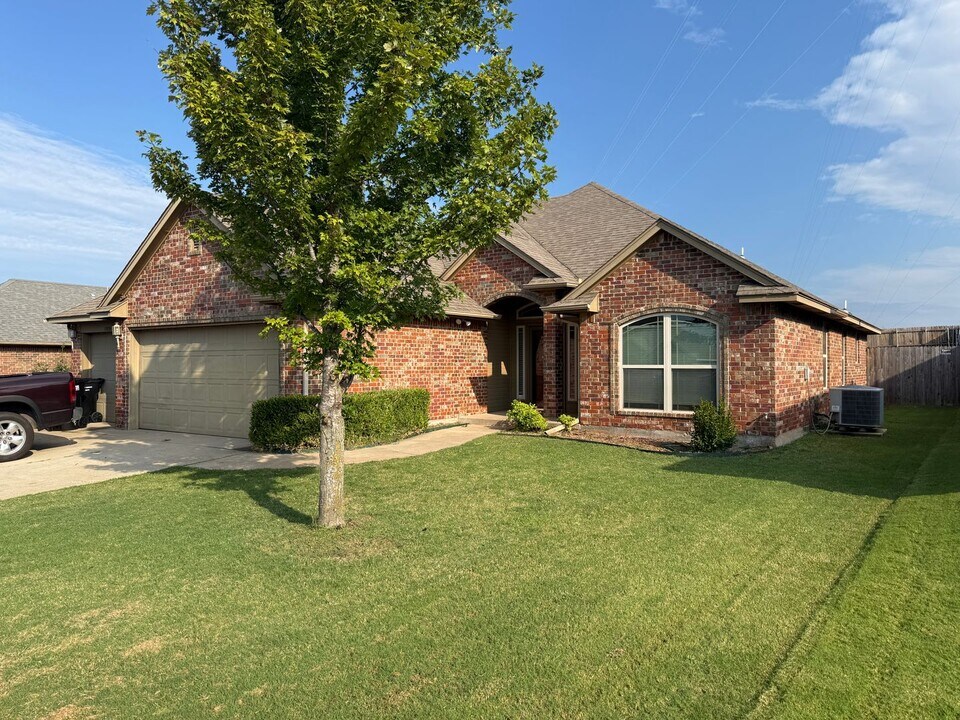 1909 NE 32nd St in Moore, OK - Building Photo