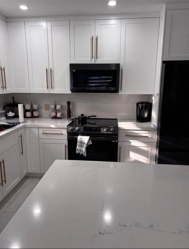 3111 NW 28th St in Miami, FL - Building Photo - Building Photo