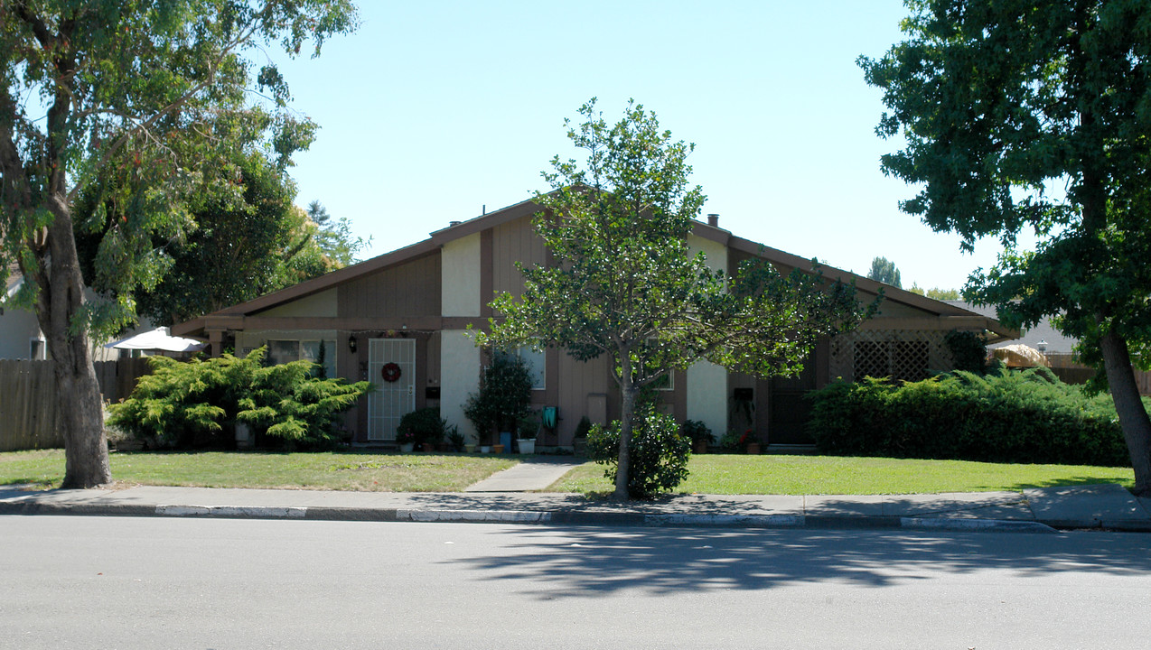 1207 Southwest Blvd in Rohnert Park, CA - Foto de edificio