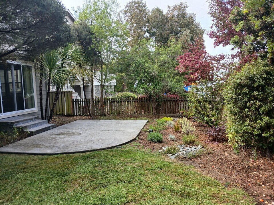 406 Coronado St in El Granada, CA - Building Photo