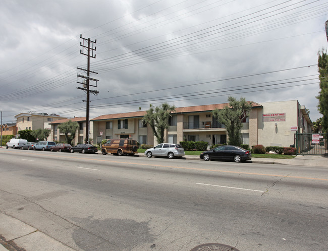 Valle Terrace Apartments in Van Nuys, CA - Building Photo - Building Photo