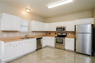 1323 NE 6th Pl in Cape Coral, FL - Foto de edificio - Building Photo