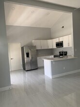 10694 Summertime Ln in Royal Palm Beach, FL - Foto de edificio - Building Photo