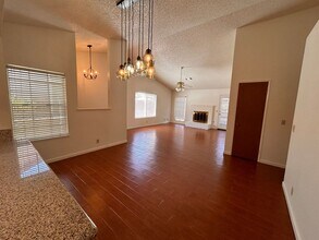 1043 N Parkwood Ct in Visalia, CA - Building Photo - Building Photo
