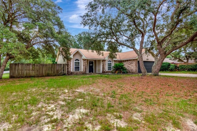 2738 Beacon Ct in Navarre, FL - Building Photo - Building Photo