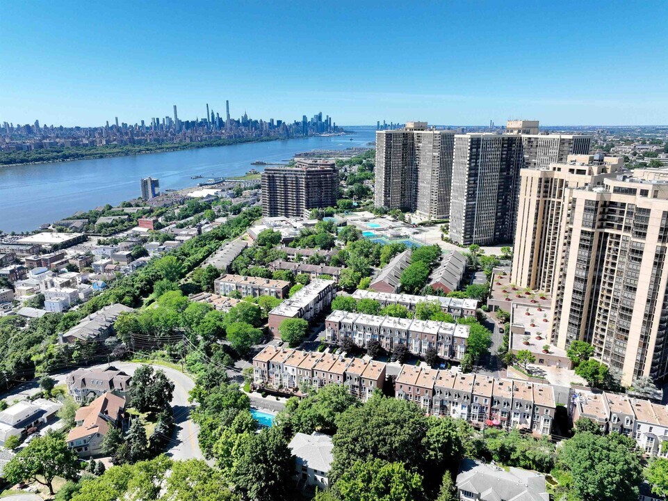 300 Winston Dr in Cliffside Park, NJ - Building Photo