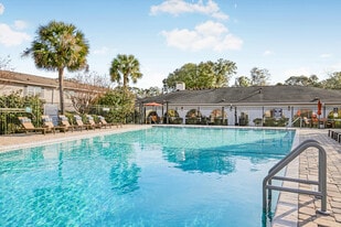 Crescent Place Apartments in Savannah, GA - Building Photo