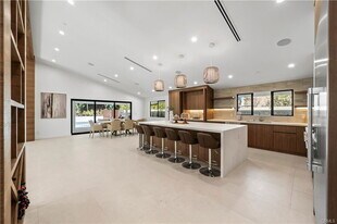 16105 Clear Oak Dr in Los Angeles, CA - Building Photo