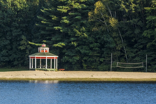 Pinewood on the Lake in Columbus, MI - Foto de edificio - Building Photo