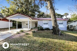 818 Wedgewood Dr in Mount Dora, FL - Building Photo