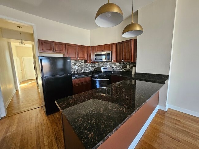 2417 W Warren Blvd, Unit 2nd fl