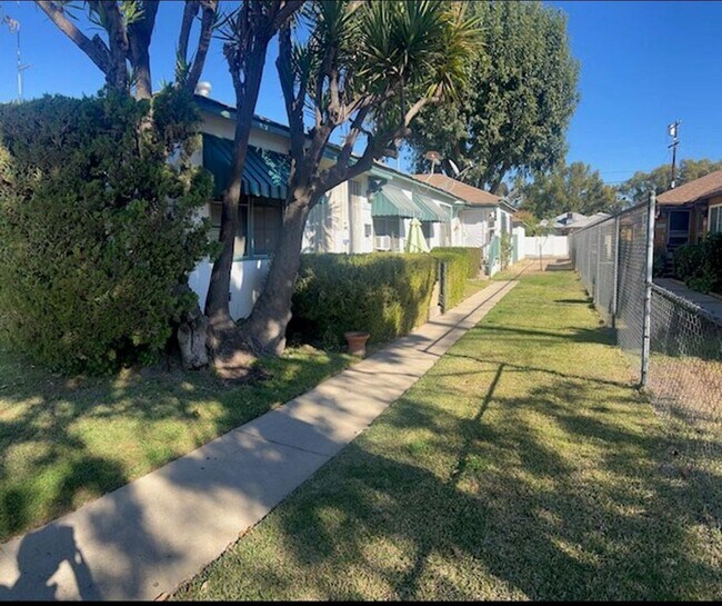 2-7022 Hazeltine Ave in Van Nuys, CA - Foto de edificio - Building Photo