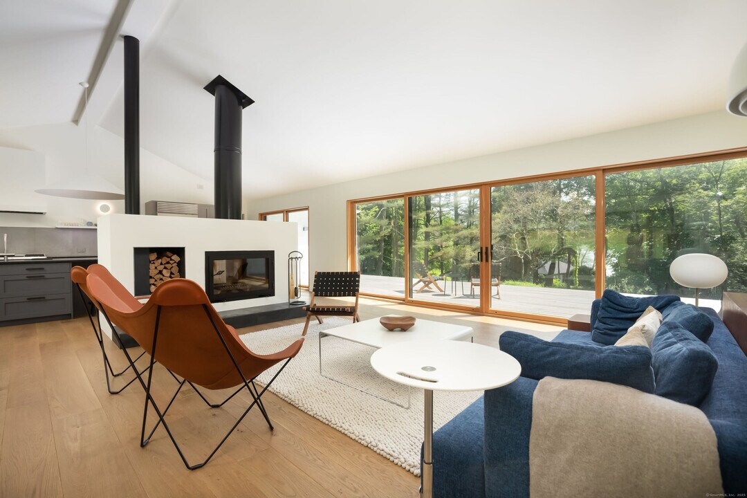 37 Canterbury Ln in Salisbury, CT - Building Photo