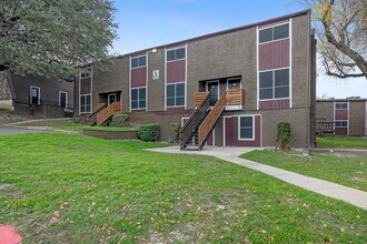 Green Oaks at Medical Apartments in San Antonio, TX - Building Photo - Building Photo