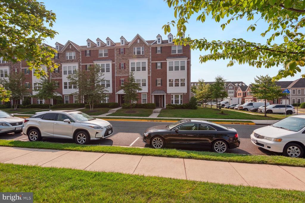 25562 Casale Terrace in Chantilly, VA - Building Photo