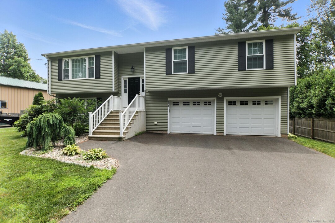 221 Griffin Rd in Suffield, CT - Building Photo