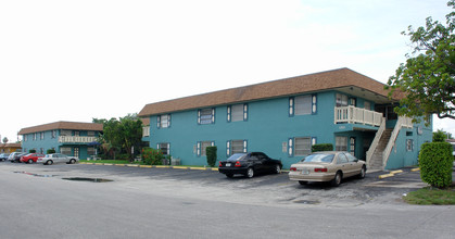 Oakwood Apartments in Fort Lauderdale, FL - Building Photo - Building Photo