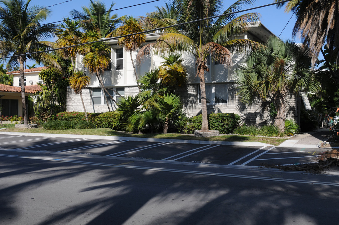 Harbour Park in Miami Beach, FL - Building Photo