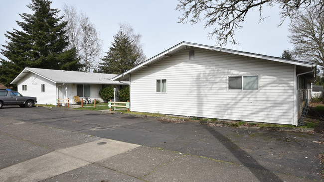 Linfield Manor in McMinnville, OR - Building Photo - Building Photo