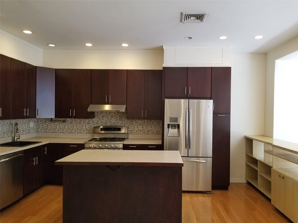 232 E 53rd St in New York, NY - Building Photo