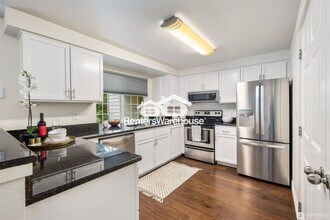 9822 NE 122nd St in Kirkland, WA - Building Photo - Building Photo