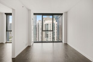 485 E Waterside Dr in Chicago, IL - Building Photo