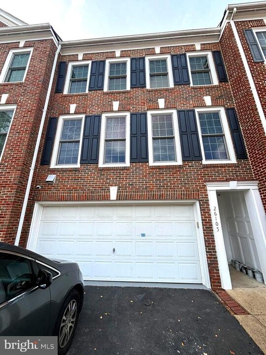 26105 Nimbleton Square in Chantilly, VA - Building Photo