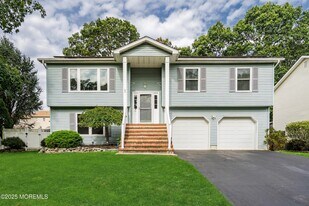 122 Moses Milch Dr in Howell, NJ - Building Photo