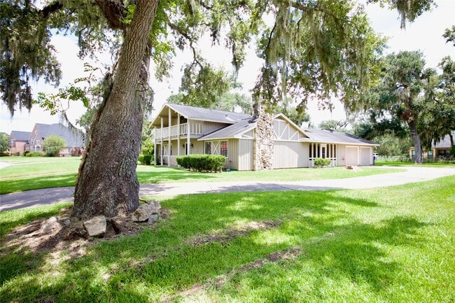2109 Riverside Dr in West Columbia, TX - Building Photo - Building Photo