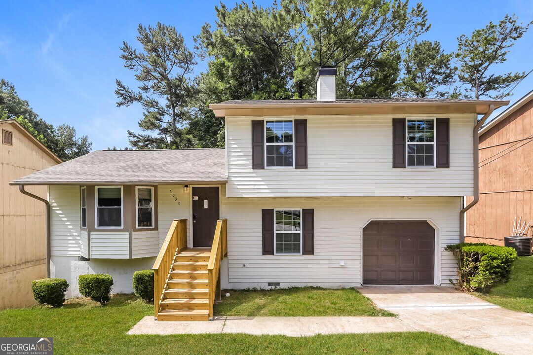 5929 Sara Ashley Ct in Lithonia, GA - Building Photo
