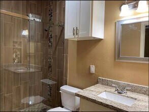 2734 Duncan Dr in Oyster Creek, TX - Foto de edificio - Building Photo